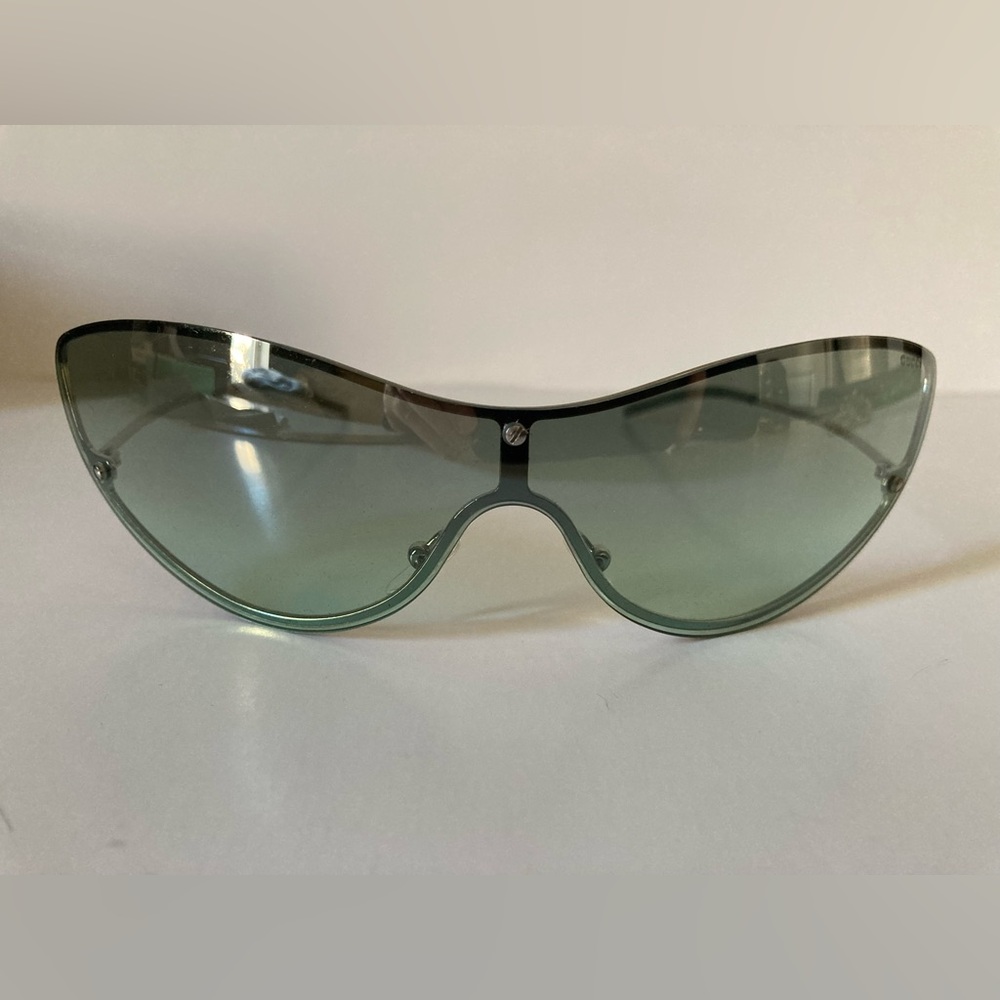 Gucci Sunglasses. Vintage Y2K.  
Modern Cat Eye
